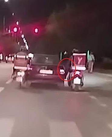 Seyir halinde yakıtı biten otomobili motosikletli kuryeler ayaklarıyla itekledi
