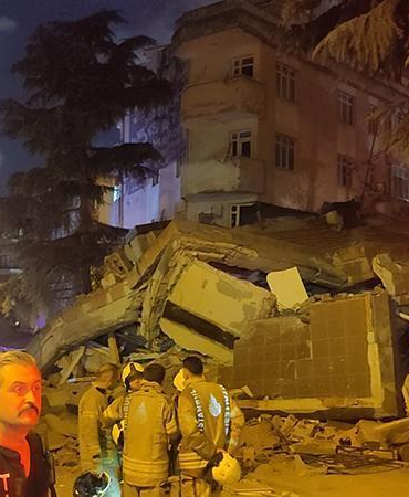 Bahçelievler’de tahliye edilen bina çöktü