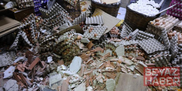 İzmir’de otomobil dönerciye daldı; bitişikteki iş yerinde binlerce yumurta kırıldı