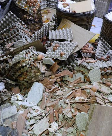 İzmir’de otomobil dönerciye daldı; bitişikteki iş yerinde binlerce yumurta kırıldı