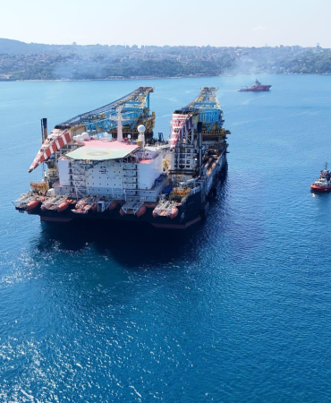 Dev vinç gemisi İstanbul Boğazı