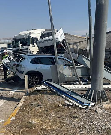Freni boşalan TIR, kırmızı ışıkta bekleyen araçlara çarptı: 1 ölü, 9 yaralı