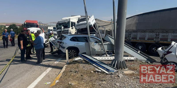 Freni boşalan TIR, kırmızı ışıkta bekleyen araçlara çarptı: 1 ölü, 9 yaralı
