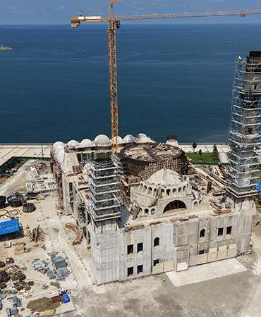 Eski TBMM Başkanı Kahraman, yapımı süren Recep Tayyip Erdoğan Camii’nde incelemede bulundu