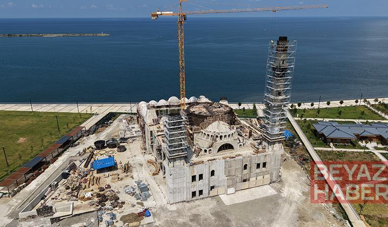 Eski TBMM Başkanı Kahraman, yapımı süren Recep Tayyip Erdoğan Camii’nde incelemede bulundu