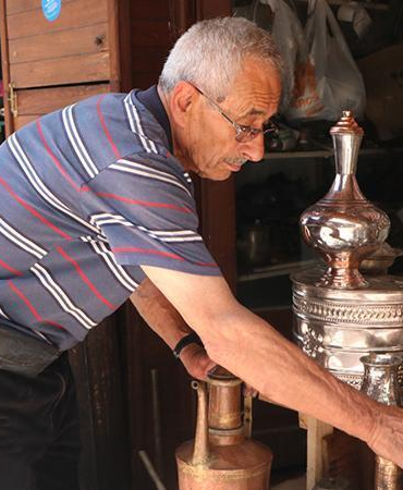 58 yıllık kalay ustası mesleğini yaşatmaya çalışıyor