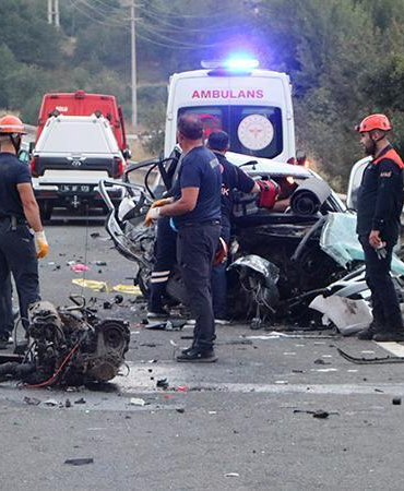 Karşı şeride geçen otomobil, başka bir otomobille çapıştı: 1 ölü, 2 ağır yaralı