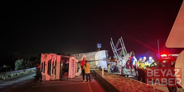 Damperi açık unutulan TIR, yön tabelasına çarparak devrildi