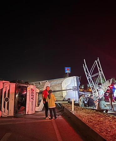 Damperi açık unutulan TIR, yön tabelasına çarparak devrildi
