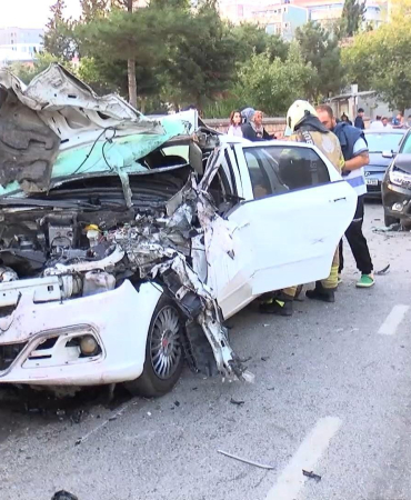 Kartal’da otomobil, park halindeki 3 araca çarptı: 2 yaralı
