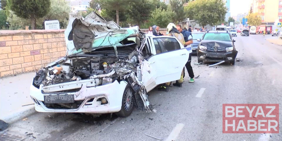 Kartal’da otomobil, park halindeki 3 araca çarptı: 2 yaralı