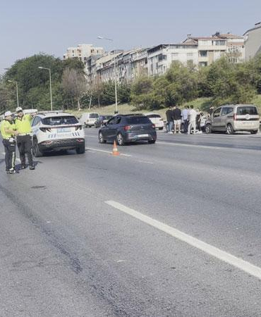 Sultangazi TEM Otoyolu’nda 10 aracın karıştığı zincirleme kaza