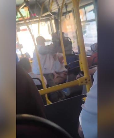 Halk otobüsünde yumruklu kavga kamerada