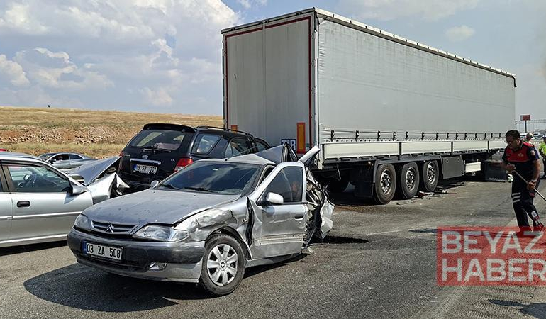 Anız yangını nedeniyle görüş mesafesi düştü; 13 araç birbirine girdi