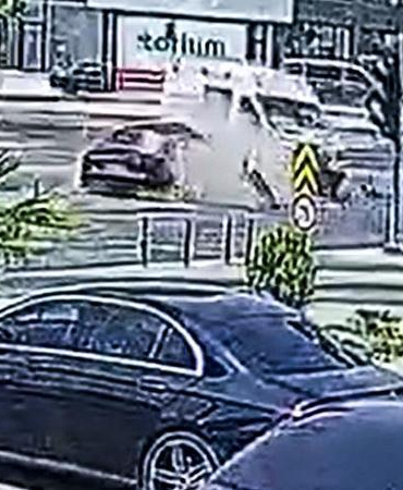 Mersin’de ambulans ile otomobilin çarpışması kamerada; 3’ü sağlık çalışanı 5 yaralı