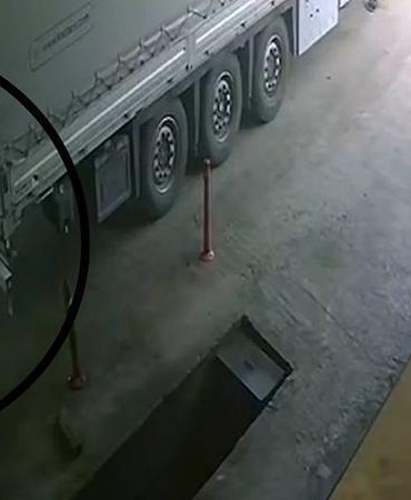 Nefes borusuna lokma tatlısı kaçan işçi, Heimlich manevrasıyla kurtarıldı; o anlar kamerada