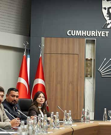 Kılıçdaroğlu, Gençlik Kolları ile bir araya geldi