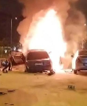 Sultanbeyli’de park halindeki araçlara çarpan otomobil alev aldı; kaçan sürücü yakalandı