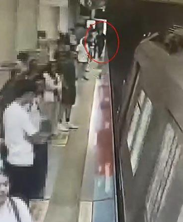 Şişli’de görme engelli Enes’in valiziyle metro raylarına düştüğü anlar kamerada