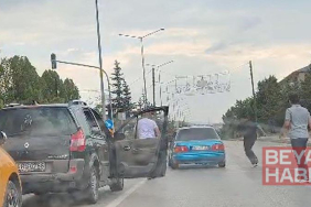 Trafikte tartıştığı kişilerin saldırısına uğrayacağını öne süren sürücü aracıyla kaçtı