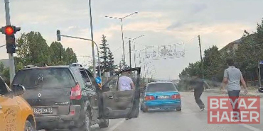 Trafikte tartıştığı kişilerin saldırısına uğrayacağını öne süren sürücü aracıyla kaçtı