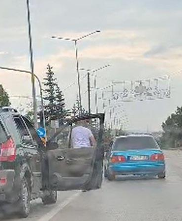 Trafikte tartıştığı kişilerin saldırısına uğrayacağını öne süren sürücü aracıyla kaçtı