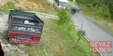 Otomobil ile işçi servisinin çarpıştığı kaza kamerada: 4 yaralı