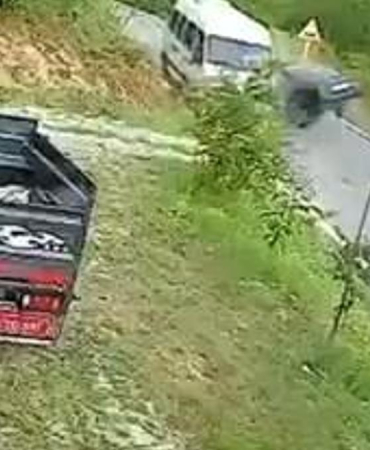 Otomobil ile işçi servisinin çarpıştığı kaza kamerada: 4 yaralı