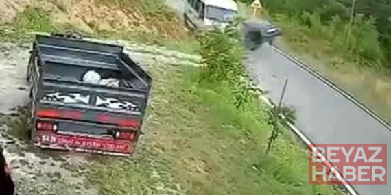 Otomobil ile işçi servisinin çarpıştığı kaza kamerada: 4 yaralı
