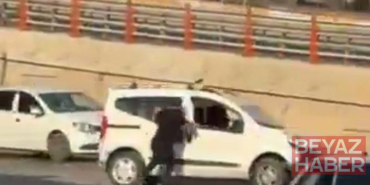Kavga ettiği kardeşinin aracına tutunup, camdan girmeye çalıştı