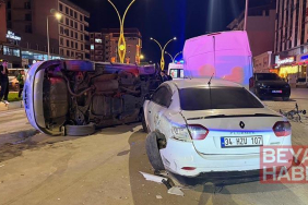 Otomobil, park halindeki 2 araca çarpıp devrildi; 4 yaralı
