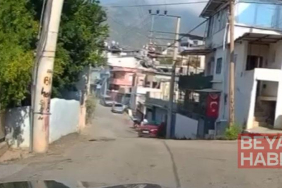 Sürücüsünün yol vermek için geri manevra yaptığı otomobil duvara çarptı; kaza kamerada