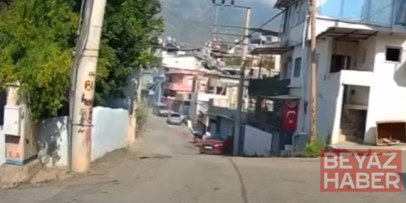 Sürücüsünün yol vermek için geri manevra yaptığı otomobil duvara çarptı; kaza kamerada