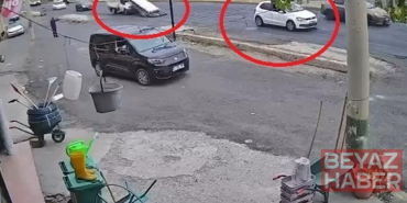Sürücüsünün ani fren yaptığı kamyonetteki demirler yola saçıldı; o anlar kamerada