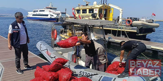 İzmir’de yasa dışı yollarla avlanılan 560 kilo kara midyeye el konuldu