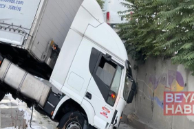Esenlerde dereye düşen TIR 5 saat sonra kurtarıldı