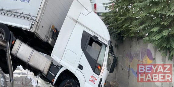 Esenler’de kumaş yüklü TIR, dere yatağına düştü: 1 yaralı