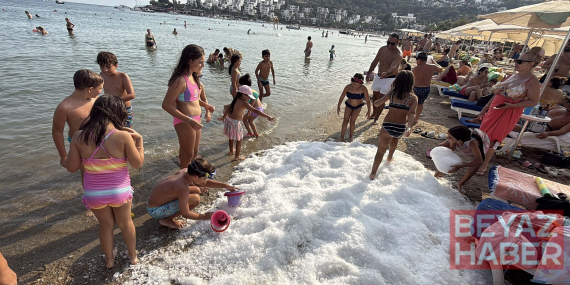 Bodrum’da sahile dökülen 2 ton buzla serinlediler