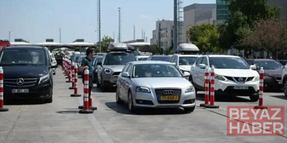Yıllık izinleri biten gurbetçilerin dönüş yolculuğu sürüyor: Sınır kapılarında yoğunluk