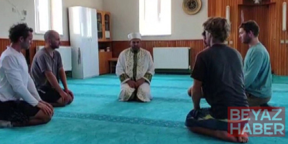 Sivas'ta köylülerin misafirperverliğinden etkilenen 5 Yeni Zelandalı turist Müslüman oldu