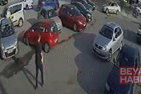 Otomobilin, önce motosiklete ardından park halindeki 5 araca çarptı kaza kamerada; 3 yaralı