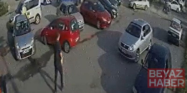 Otomobilin, önce motosiklete ardından park halindeki 5 araca çarptı kaza kamerada; 3 yaralı