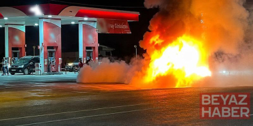 Akaryakıt istasyonundan çıkan otomobil alev aldı, baba ve iki oğlu yaralandı