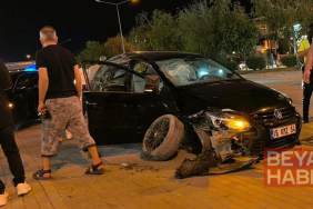 Park halindeki 2 araca çarpan otomobilin sürücüsü yaralandı; kaza anı kamerada