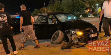 Park halindeki 2 araca çarpan otomobilin sürücüsü yaralandı; kaza anı kamerada