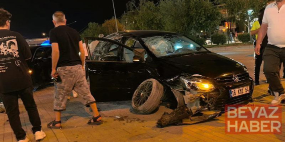 Park halindeki 2 araca çarpan otomobilin sürücüsü yaralandı; kaza anı kamerada