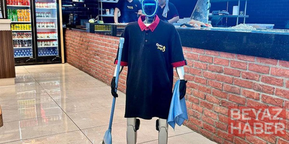 İlgi odağı oldu: Robot garson 'Fiko' patrondan zam istedi!