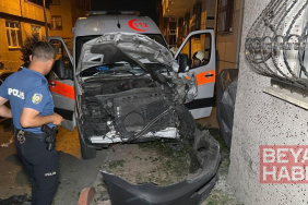Bayrampaşa’da hasta taşıyan ambulans ile otomobil çarpıştı: 3 yaralı