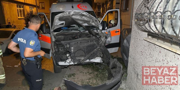 Bayrampaşa’da hasta taşıyan ambulans ile otomobil çarpıştı: 3 yaralı