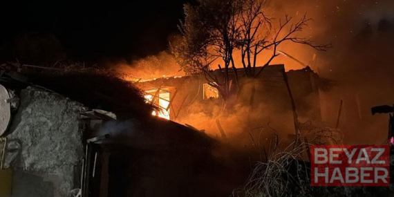 Bahçede çıkan yangın eve sıçradı; 2 kişi dumandan etkilendi